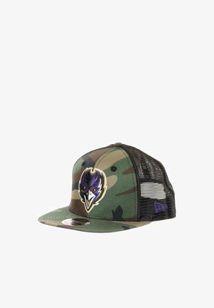 Tarnmuster Snapback-Cap mit einem schwarzen Netzrücken, versehen mit einem gestickten lila und weißen Vogel-Logo auf der Front. Robuste Stoffkonstruktion.