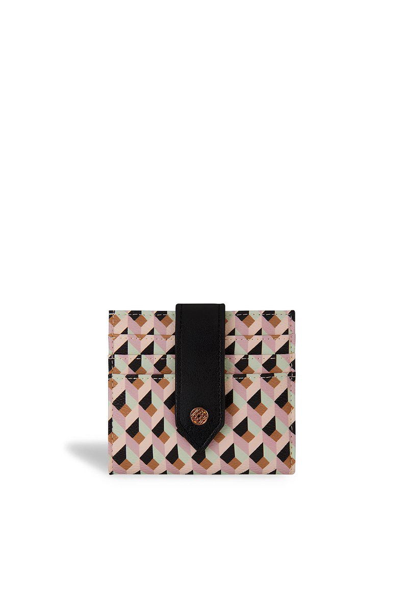 Liten rektangulär korthållare med geometriskt mönster i rosa, svart och brunt, utrustad med ett svarts läderrem med en guldknappslå. 