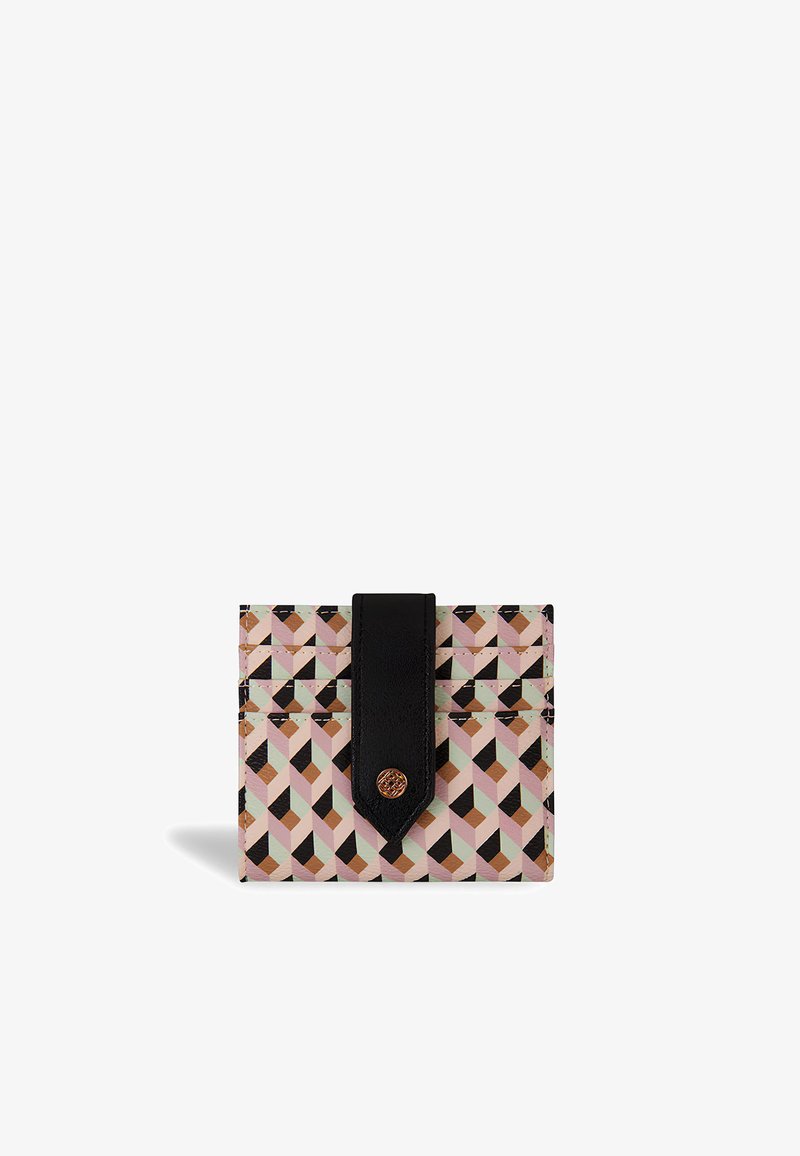 Malá obdélníková peněženka na karty s geometrickým vzorem v růžové, černé a hnědé barvě, obohacená o černý kožený pásek s bronzovým knoflíkovým zapínáním.