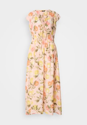Vestido maxi em tecido rosa claro com um padrão floral que apresenta laranjas e limões. Decote franzido, mangas curtas e cintura elástica.