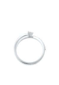 Zilveren ring met een gepolijste oppervlakte, voorzien van een enkel rond edelsteenontwerp aan de bovenkant en een gladde band met een minimalistische stijl.