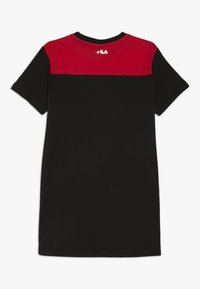 Czarny T-shirt z krótkim rękawem, z czerwonymi wstawkami na ramionach. Posiada okrągły dekolt oraz białe logo Fila na plecach. Gładki materiał bawełniany.