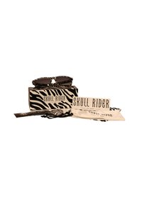 Gafas de sol con patrón de cebra en blanco y negro, con lentes oscuros, acompañadas de una caja a juego, una correa y un paño de limpieza, todo con la marca "Skull Rider".