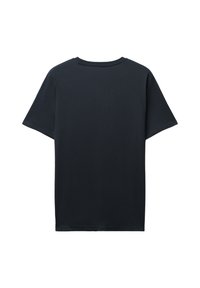 T-shirt nero a maniche corte con scollatura rotonda e vestibilità rilassata. Il tessuto appare liscio con una texture semplice e uniforme.