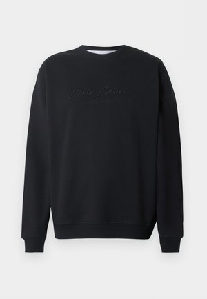 Must sõrmikuga pusa pika varruka ja esiküljel peene reljeefse kirjaga "Carlo Colucci A Legacy Since 1979".