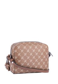 Borsa crossbody color tostato con finitura testurizzata, caratterizzata da un motivo a ventaglio bianco ripetuto. Chiusura con zip e accenti decorativi a frange.