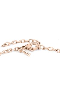 Rose gold kædearmbånd med sammenkoblede ovale kæder, som har en lobster clasp og en lille dekorativ nøglecharms med indgraveret tekst.