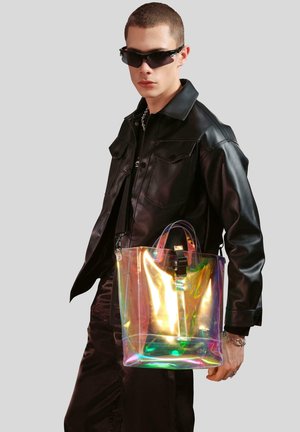 Transparente, holografische Tote-Bag mit zwei Obergriffen und einem abnehmbaren Schulterriemen, rechteckiger Form und glänzender Oberfläche.
