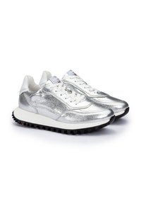 Sneaker metallici argento con tomaia in pelle testurizzata, chiusura con lacci bianchi, colletto imbottito e suola in gomma nera per aderenza e durata.