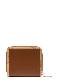 Cartera de cuero marrón con forma rectangular, superficie texturizada y ribete cosido. Cuenta con un cierre de cremallera con un acento plateado.