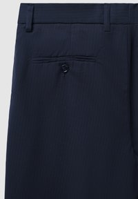 Marineblaue gestreifte Hose mit glatter Textur, ausgestattet mit einer Gesäßtasche und Knopfverschluss. Maßgeschneiderte Gestaltung für ein formelles Erscheinungsbild.