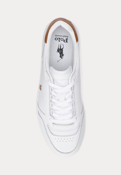 Bela usnjena teniska obutev z ravnimi vezalkami, perforiranim prednjim delom, rjavim usnjenim poudarjenjem na peti in majhnim vezenim logotipom na strani.