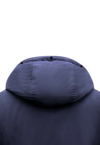 Marineblauwe jas met capuchon en een gladde textuur, voorzien van een afgeronde capuchon en zwarte drukknopen aan de achterkant voor een verstelbare pasvorm.