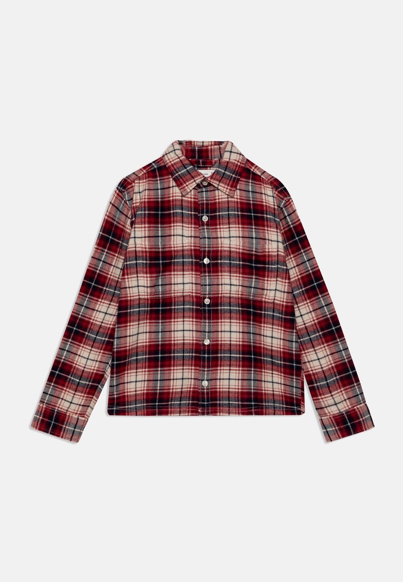 Camisa de cuadros roja, blanca y negra de manga larga con botones y cuello, presentada extendida sobre un fondo blanco.