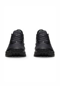 Čierne športové topánky s textúrovaným zvrškom, s vystuženými očkami, plochými šnúrkami a robustnou podrážkou pre lepšiu trakciu.