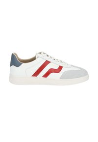 Zapatilla de cuero blanca con punta de ante gris, rayas rojas y un acento azul en el talón. Suela de goma texturizada. Logotipo dorado en el lateral.