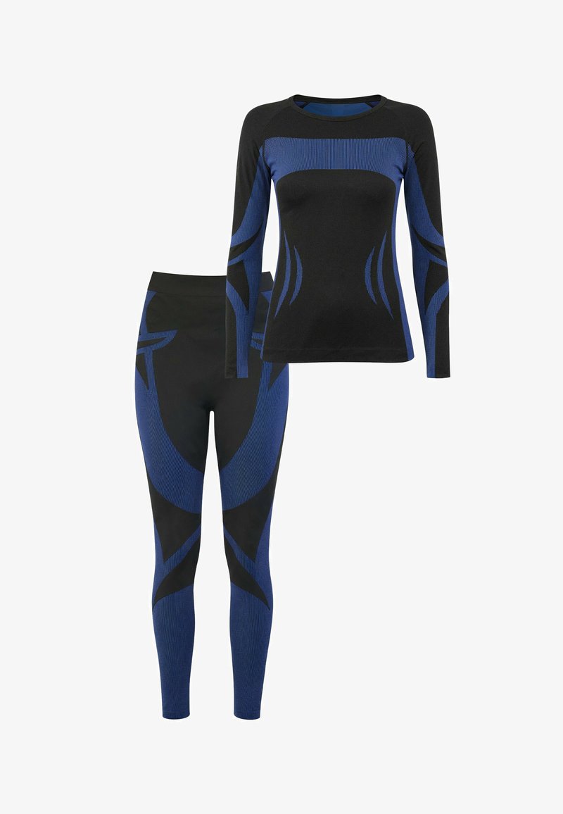 Schwarzes und blaues Sportoutfit mit einem langärmeligen Oberteil mit gestreiften Akzenten und Leggings mit dynamischen Mustern und figurbetontem Design.