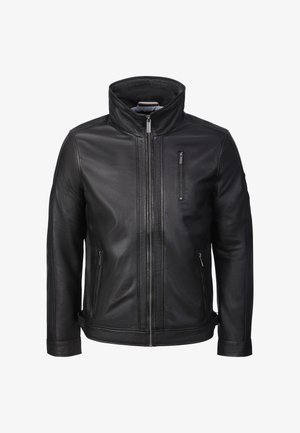 Giacca in pelle nera con collo alla coreana, chiusura frontale con zip, una tasca verticale sul petto e due tasche laterali con zip.