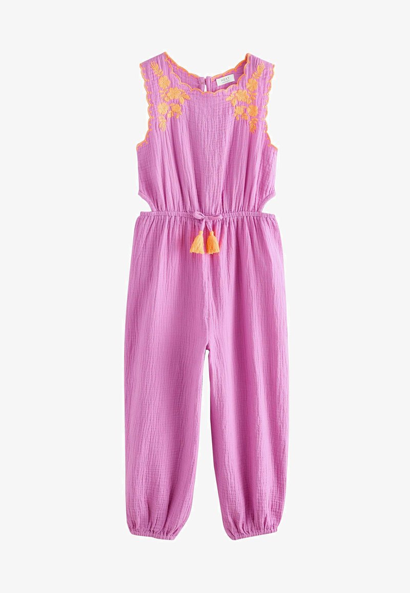 Różowy kombinezon bez rękawów z pomarańczową kwiatową haftem na ramionach, taliowany z troczkiem z frędzlami i elastycznymi ściągaczami przy kostkach.