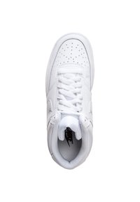 Sneaker en cuir blanc avec bout rond et col rembourré, présentant des détails perforés, des lacets blancs plats et un branding subtil sur la languette.