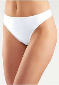Bijele bikini gaćice napravljene od mekog, glatkog materijala s minimalnim pokrivanjem. Imaju klasičan kroj i čist, bešavan dizajn.