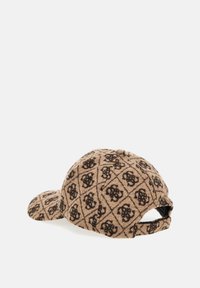 Casquette en tissu brun à motif géométrique avec des formes en losange et des motifs sombres. Présente une visière courbée et une sangle réglable à l'arrière.