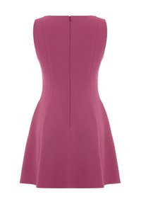 Robe sans manches ajustée en magenta vif, avec une jupe évasée, un tissu texturé et une fermeture zippée dissimulée au dos.