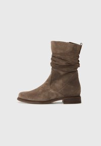 Bottines en suède marron avec un design décontracté, bout rond et un petit talon empilé. Présente des détails de couture subtils et une fermeture éclair à l'arrière.