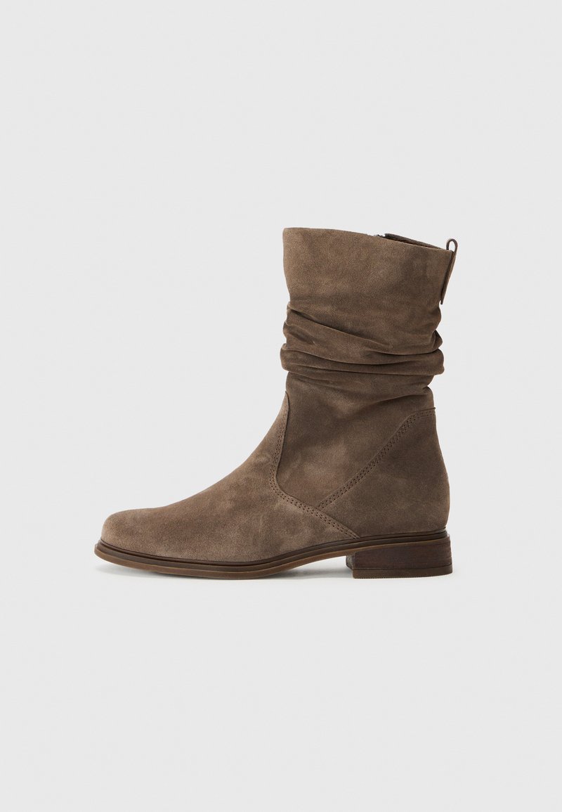 Bottines en suède marron avec un design décontracté, bout rond et un petit talon empilé. Présente des détails de couture subtils et une fermeture éclair à l'arrière.