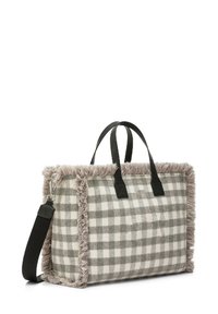 Borsa a mano a scacchi grigi e bianchi con bordo peloso, manici in pelle nera e una tracolla staccabile. Forma rettangolare.