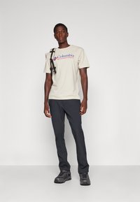 Columbia BASIC LOGO™ SHORT SLEEVE - T-shirt imprimé - dark stone