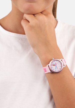 Rosa Uhr mit rundem Zifferblatt und pastellblauem Ziffernblatt. Das Armband zeigt Schmetterlingsmuster. Ein Metallgehäuse und eine dekorative Krone vervollständigen das Design.