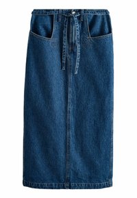 Denim seelik, mis on varustatud kõrge vöökohaga, esiseotava detailiga ja kahe suure taskuga. Tume sinine värv, millel on õrn tekstuur ja tavaline õmblus.