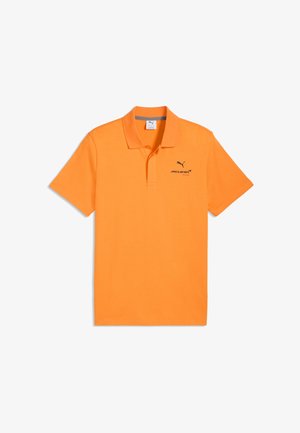 Fel oranje korte mouw polo met kraag, twee knopenlijst en zwarte Puma- en McLaren Racing-logo's op de linkerborst.