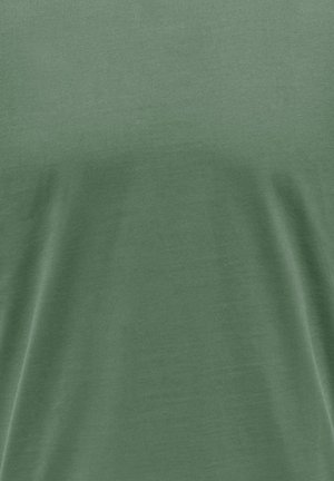 Tela verde lisa con pliegues suaves y textura sutil, que sugiere un material suave y ligero.