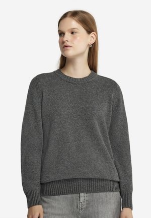 Grå stickad tröja med rundad halsringning, ribbade ärm- och nederkanter, och en mjuk textur; har en avslappnad passform och minimalistisk design.