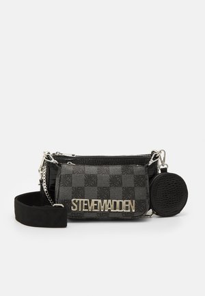 Czarny kraciasty zestaw torebek na ramię z srebrnym łańcuszkiem, szerokim materiałowym paskiem, okrągłą saszetką na monety i dużym srebrnym logo Steve Madden.