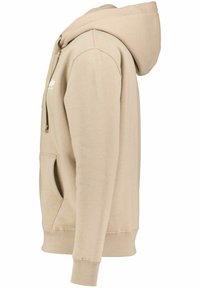 Sudadera beige de tela suave, con un bolsillo tipo canguro, puños acanalados y capucha ajustable con cordón.