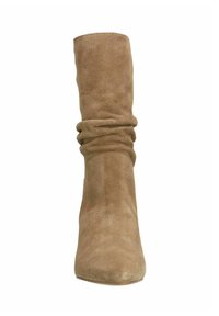 Suède kniehoog laars in lichtbruin met een slouchy ontwerp en spitse neus. Zachte textuur, geen zichtbare hardware of versieringen.