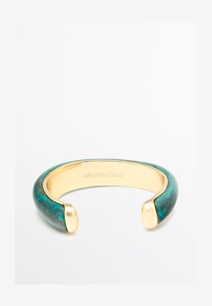 Offenes Armband in Goldoptik mit türkisgrün marmoriertem Äußeren und "Massimo Dutti" Gravur innen.