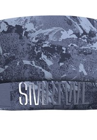 Cinta para la cabeza azul oscuro con un patrón de camuflaje texturizado. Presenta una banda más gruesa con el logotipo "SMRTWL" en relieve en plata metálica.