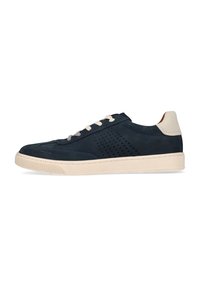 Baskets en cuir bleu marine avec panneaux latéraux perforés, accents crème sur le talon, lacets plats et semelle en caoutchouc texturée.
