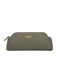 Olijfgroene leren ritszak met het gouden "Gusti Leder studio" logo embossed aan de voorkant, rechthoekig met een licht gebogen bovenrand.