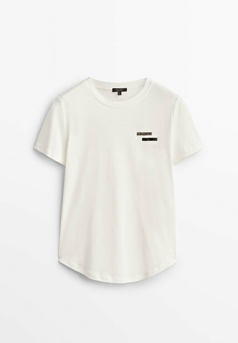 T-shirt blanc à manches courtes avec col rond et deux petites bandes horizontales noires et dorées pailletées sur le côté gauche de la poitrine.