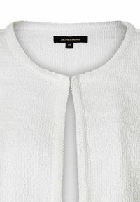 Weiße, strukturierte Strickjacke mit Rundhalsausschnitt und offener Vorderseite. Verfügt über ein ringförmiges Stoffmuster und einen schmalen Rand entlang der Kanten. Größe 36.