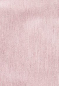 Tejido de color rosa claro con una textura sutil y un tejido fino y desigual. La superficie presenta una ligera variación de color en toda su extensión.