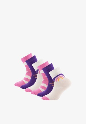 Fünf bunte Knöchelsocken in Pink, Lila und Weiß mit Mustern, darunter Regenbögen und Streifen, in einer diagonalen Linie angeordnet.