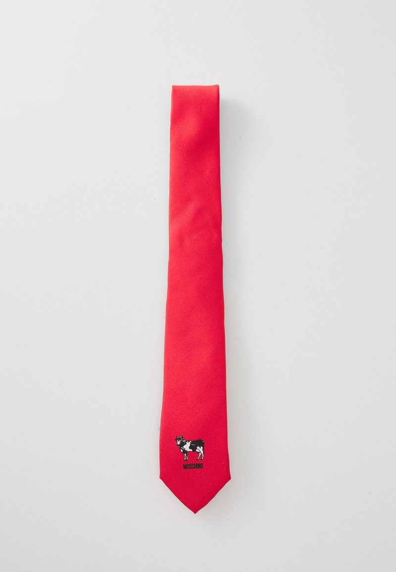 Corbata de tela roja que presenta un gráfico de una vaca en blanco y negro con el texto "MOSCHINO" en la parte inferior. Textura suave y forma clásica estrecha.