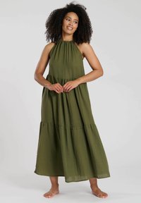 Groene halter maxi-jurk van lichtgewicht stof met een gelaagde rok, voorzien van een geraffineerde halslijn en subtiel ruitpatroon.