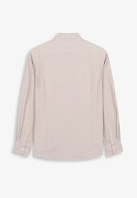 Camisa de manga larga beige claro hecha de una tela de textura suave. Presenta un cuello clásico, puños abotonados y un diseño de espalda recta.